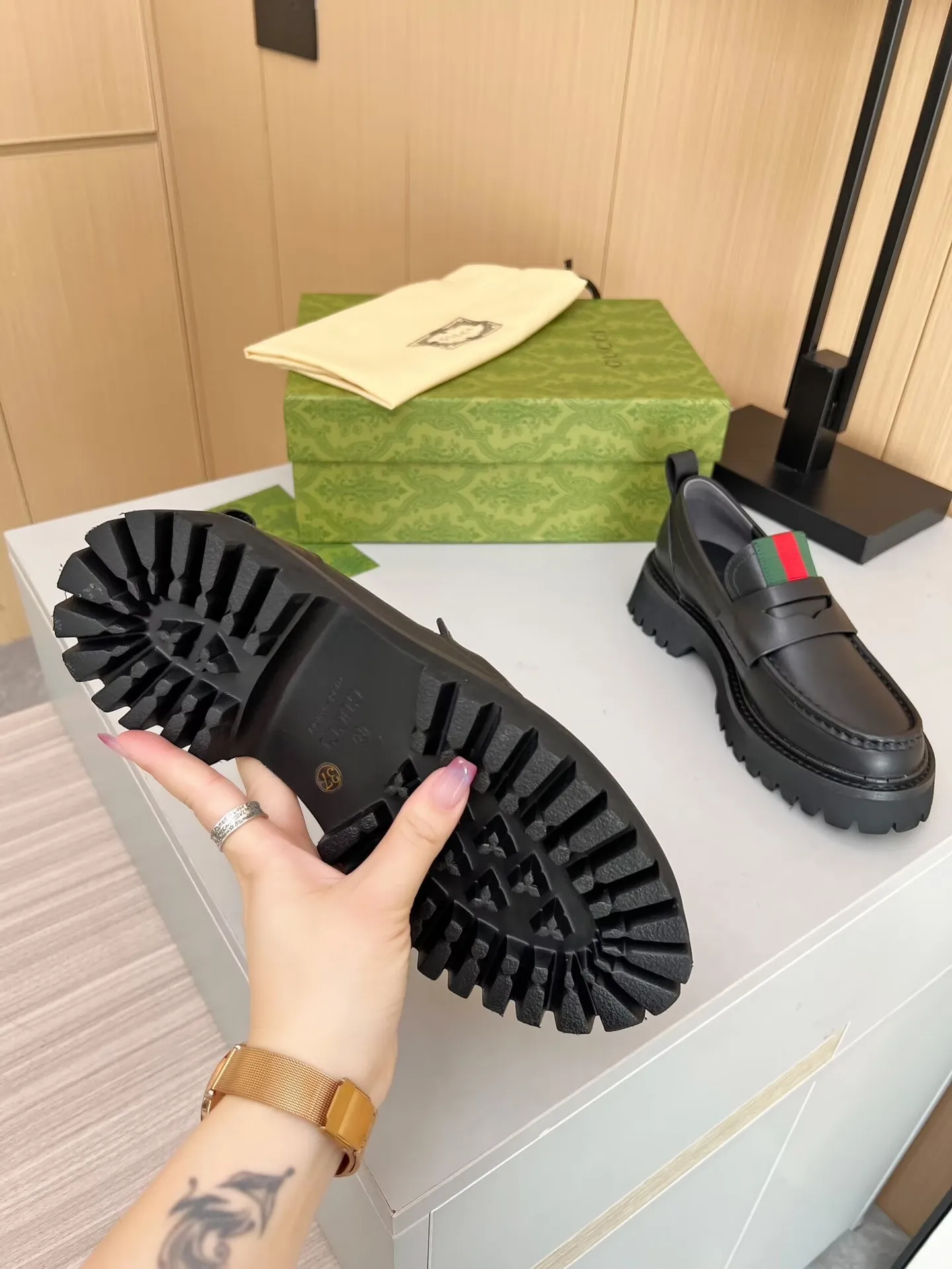 👟👟Ex-factory price 480👟👟 The latest Gucci GUCCI loafers at the counter. They are mainly matched with various styles of trendy clothes to highlight their fashion. ✅ A must-have recommended ➡️ Especially easy to put on and take off. Fabric: cowhide, open edge beads. Inner/foot pads: cow lining. Color: black. Size: 34-41 (34, 41 need to be customized). Heel height: 5cm. Outsole: Foam outsole material ✅ Equipped with cloth bag and card